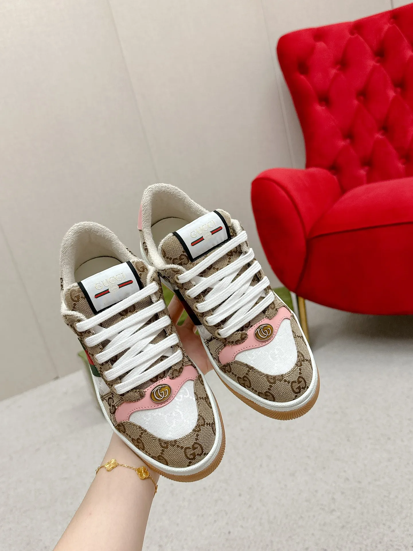 👟👟Ex-factory price 560👟👟 Men’s size +10 Gucci——purchased version GG series distressed dirty shoes-hot style is coming! 9 times out of 10 sales, you will definitely get the money. Ready stock! Spot goods! Spot goods! New colors added - the ultimate version on the market! Purchase the original version and develop it... fabric, material, outsole, and details can be compared at will! Open-mold Swarovski one-to-one replica rhinestone chain...Metal cherry pendant...Metal double G crystal cylindrical mark...Gucci original customized narrow webbing...Super flash series - flash diamond chain. The cherry decoration is detachable and can be changed into two to match with each other to show your personality. Exclusive color-brushed cowhide fabric. Hand-made distressed is very textured and has a sense of luxury! The details of the workmanship can be seen in the drawings, and no line is missed. The original terry cloth is delicate, soft and more comfortable and breathable. The privately stamped two-color original TPU outsole (lower layer is wider, upper layer is narrower). Matching packaging⭐️ Size: Female 35-40 Male 39-44 (Female 41 Male 45 customized)